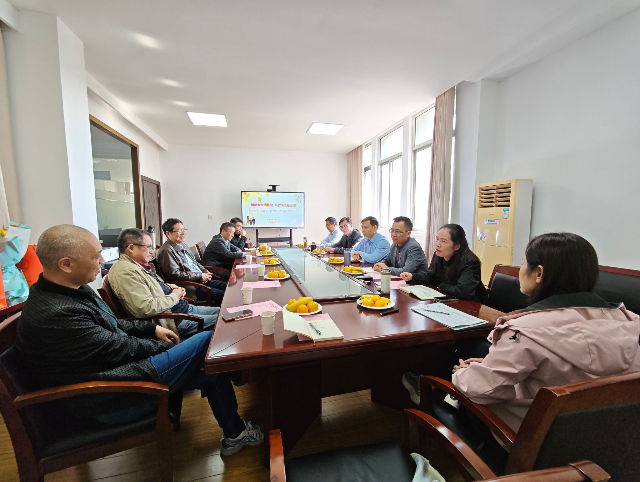 色情网址大全
举办重阳节座谈会暨退休教师荣休仪式